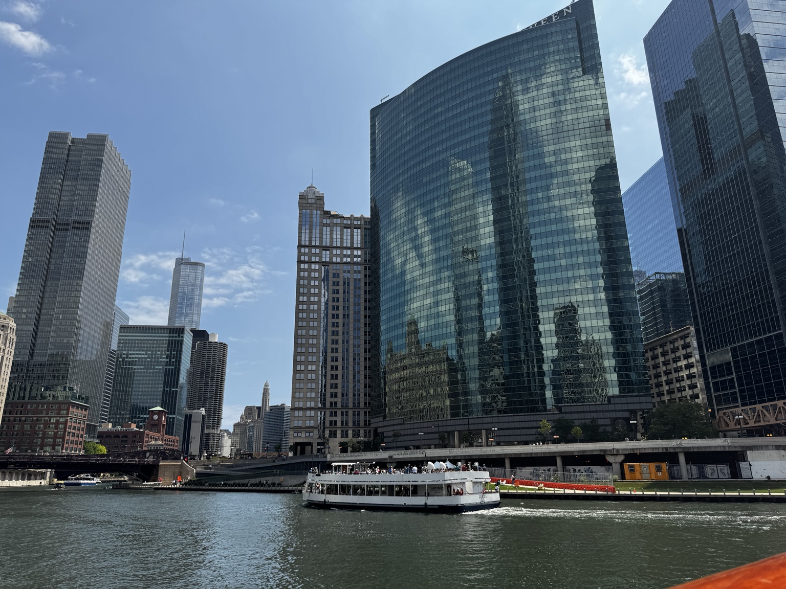 Chicago architecture tour boat cruising along the Chicago River